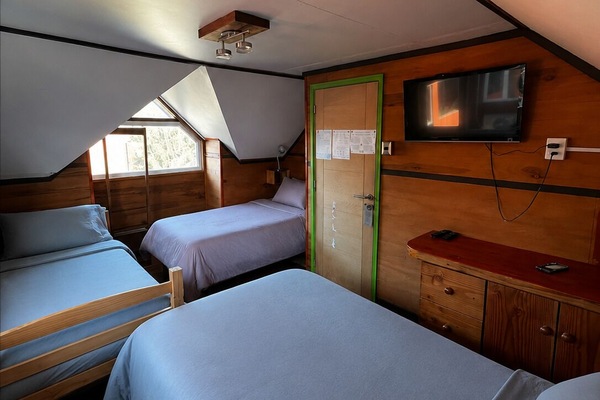 Habitación triple clásica | Espacio para trabajar con un portátil, wifi gratis, ropa de cama