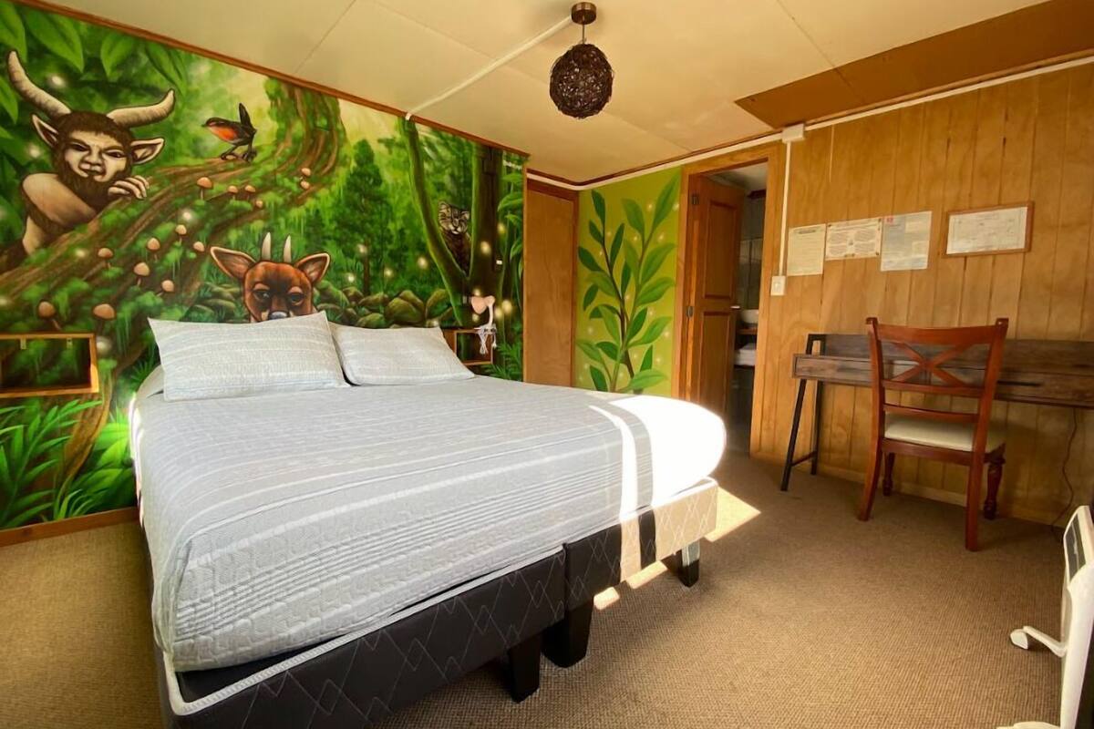 Ein Schlafzimmer mit einem Bett, einem Schreibtisch und einem Stuhl.