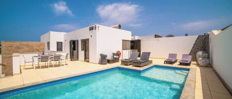 Een verwarmd zwembad