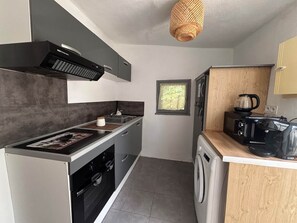 Fridge, microwave, oven, coffee/tea maker - Appartement Avec Piscine et vue sur Parc (Linguizzetta)