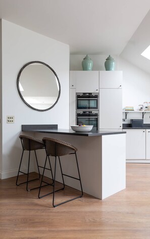 Køleskab, mikrobølgeovn, opvaskemaskine, kaffe-/temaskine