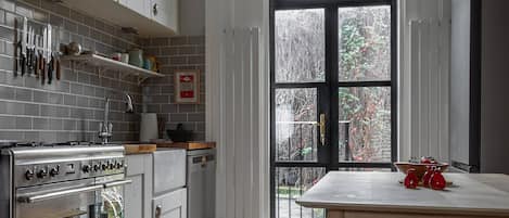 Fridge, microwave, dishwasher, coffee/tea maker