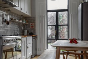 Geladeira, micro-ondas, lava-louças, cafeteira/chaleira