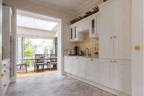 Microwave, dishwasher, coffee/tea maker, toaster