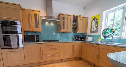 Pass the Keys | Cozy 3-Bed Home with Garden Perfect for Relaxing Getaways