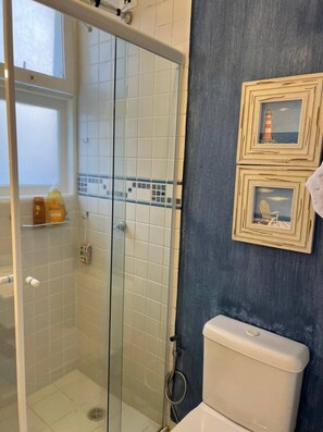 مجففات شعر، مناشف، صابون، ورق حمّام