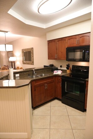 Private kitchen - Sheraton Broadway Resort - Beautiful 1bd/1ba in Myrtle Beach (Myrtle Beach)