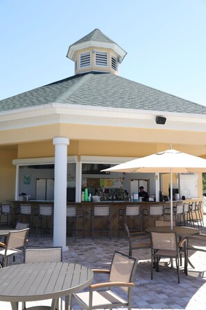 Outdoor dining - Sheraton Broadway Resort - Beautiful 1bd/1ba in Myrtle Beach (Myrtle Beach)