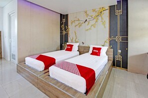 Desk, laptop workspace, free WiFi, bed sheets - Capital O 91384 Rintaka Residence (Senggigi)