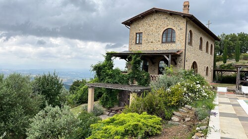 Villa and pool, next to typical Tuscan vineyards and olive groves, breathtaking sunsets