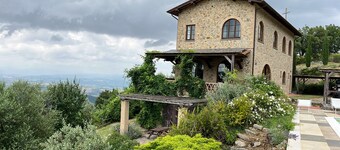 Villa and pool, next to typical Tuscan vineyards and olive groves, breathtaking sunsets