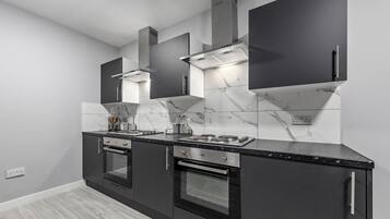 Studio | Private kitchen | Fridge, microwave, electric kettle, cookware/dishes/utensils