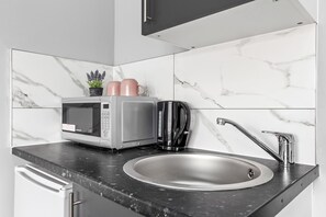 Studio | Bếp riêng | Tủ lạnh, lò vi sóng, ấm điện, dụng cụ nấu nướng/bát dĩa/dao nĩa 