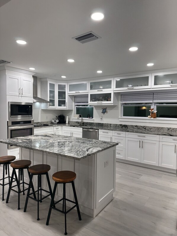 冷蔵庫、電子レンジ、オーブン、コンロ