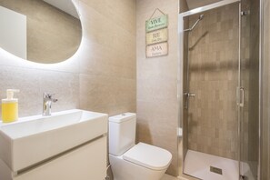 Ducha, secador de pelo, toallas