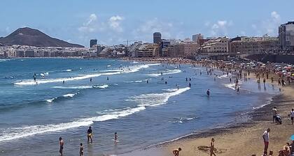 2BR New Pretty Home next to Las Canteras Beach