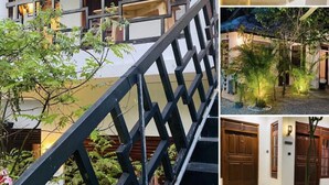 Un bâtiment à plusieurs niveaux, doté d’un escalier, d’un espace extérieur aménagé pour s’asseoir et d’une entrée bien éclairée.