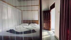 Laptop workspace, iron/ironing board, free WiFi - Kiara Sands Hotel Mirissa (Mirissa)