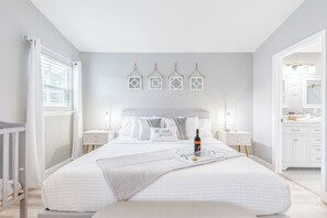 5 عدّة غرف نوم وخزنة داخل الغرفة ومكتب ومكواة/لوح كي