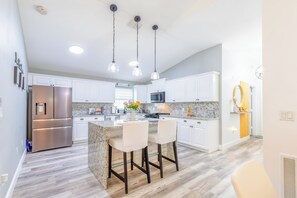 ثلاجة، ميكروويف، فرن، موقد طهي مسطح