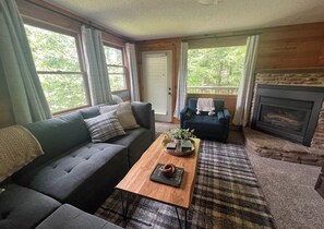 Smart TV, fireplace - Cozy 3 BR Treetop condo mins walk to slopes (Snowshoe)
