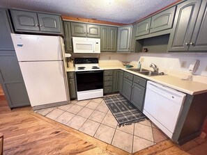 Fridge, microwave, oven, stovetop - Cozy 3 BR Treetop condo mins walk to slopes (Snowshoe)