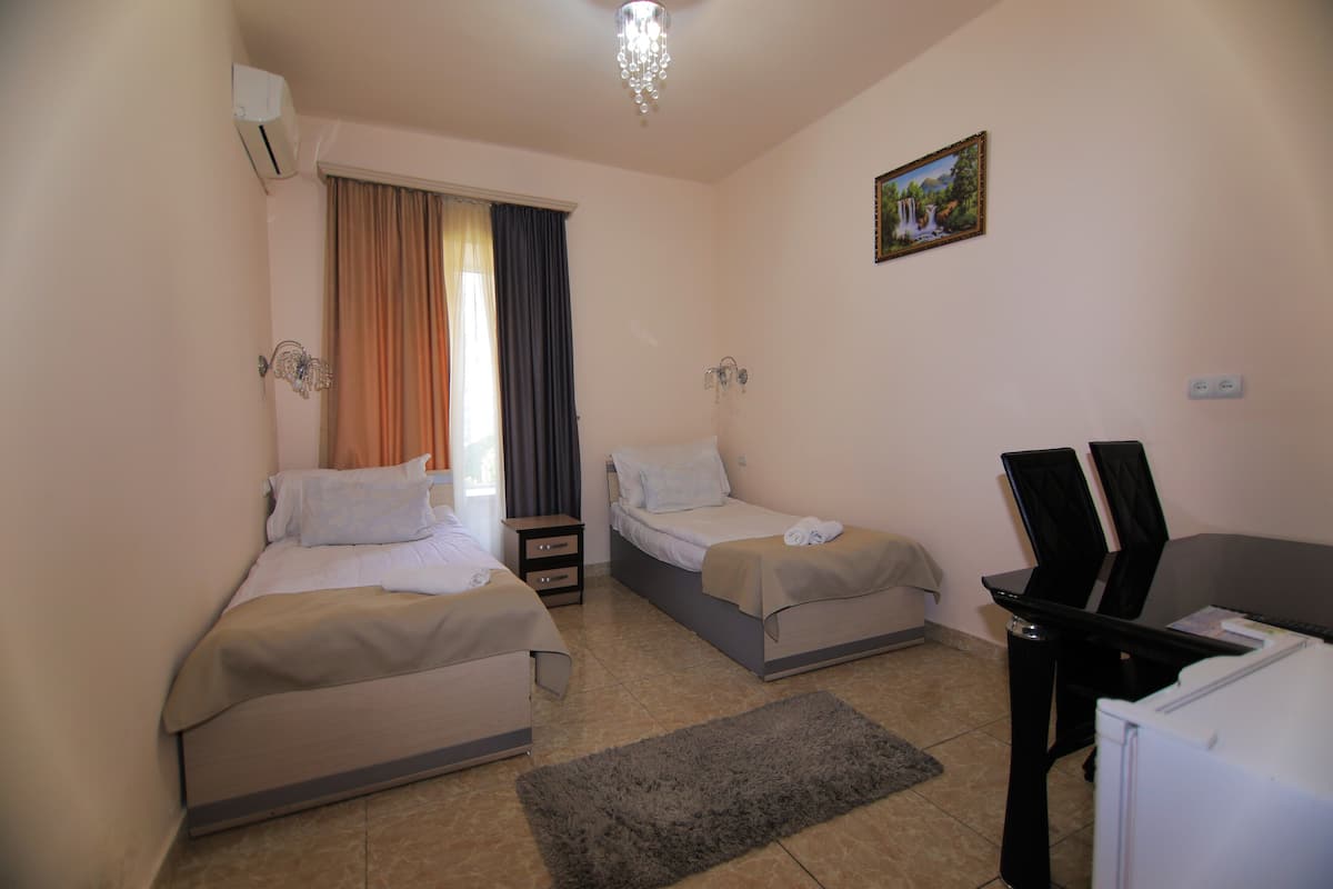 Comfort Twin Room | 2 bedrooms, Egyptian cotton sheets, premium bedding, Tempur-Pedic beds