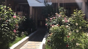 Un chemin menant à un bâtiment doté d’un escalier et d’un balcon.