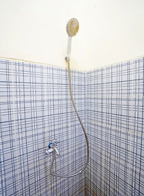 Shower, towels, soap, shampoo - OYO 91583 D’cost Green Syariah (Sidoarjo)