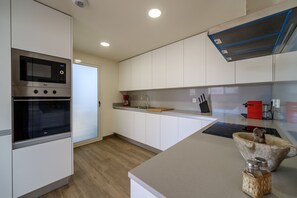 Een koelkast, een microgolfoven, een oven, een vaatwasser