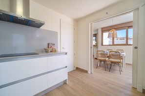 Fridge, microwave, oven, dishwasher - Golden Star Apartment Javea Arenal, with Terrace, AC and Community Pool (Javea / Xàbia)