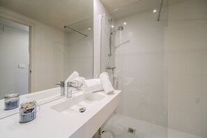 Shower, hair dryer, towels - Golden Star Apartment Javea Arenal, with Terrace, AC and Community Pool (Javea / Xàbia)