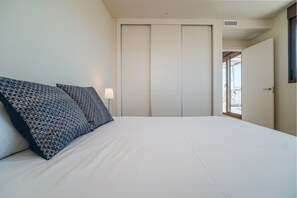 3 habitaciones, tabla de planchar con plancha y cuna de viaje 