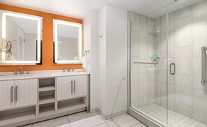 Haartrockner, Handtücher, Seife, Shampoo