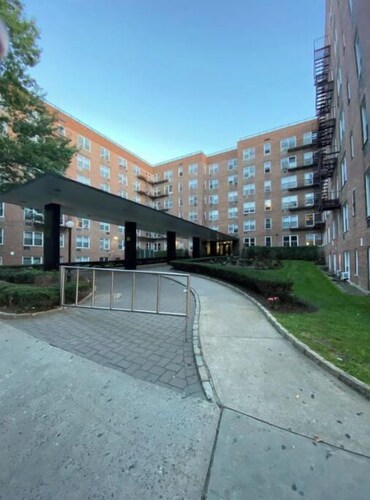 Flushing Main st Citified, US Open for 14 guest