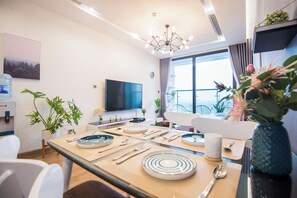 Apartment with 3 beds room | Literie de qualité supérieure, surmatelas, décoration personnalisée