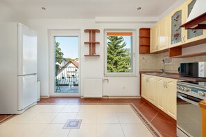 Microwave, oven, dishwasher, coffee/tea maker