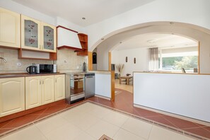 Microwave, oven, dishwasher, coffee/tea maker