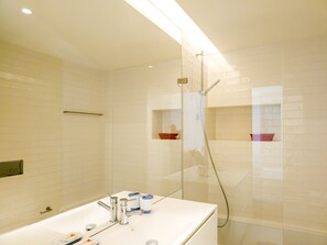 Bathtub, hair dryer, towels, shampoo - FLH Cabanas Tavira Summer Apartment with Pool (Tavira)