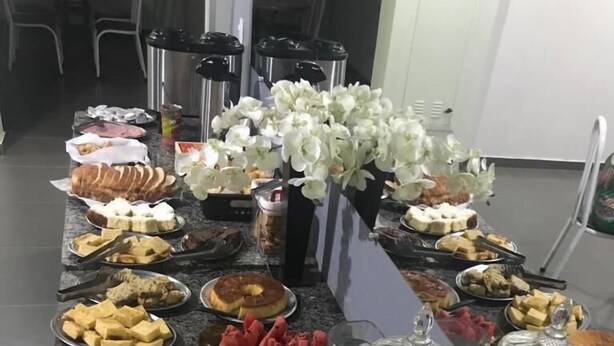 بوفيه فطور مجانًا يوميًا