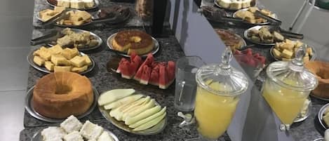 包含每日自助早餐