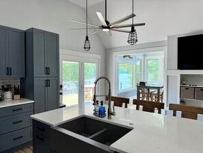 冰箱、微波炉、烤箱、炉灶