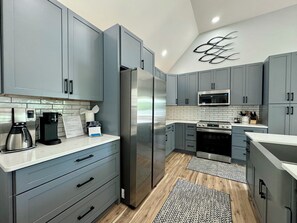 冰箱、微波炉、烤箱、炉灶