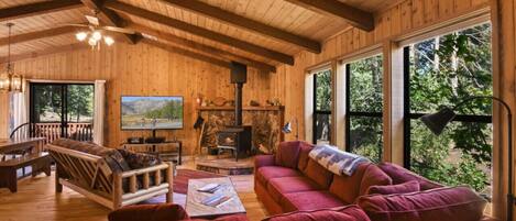 Een televisie en een open haard