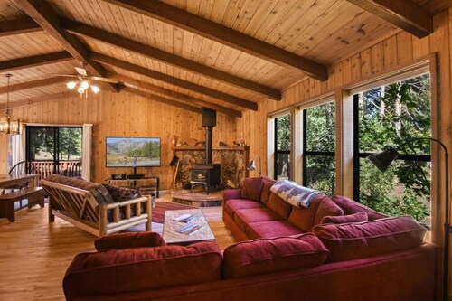 Serene Tahoe Donner Cabin mins to Lake, Ski, Golf