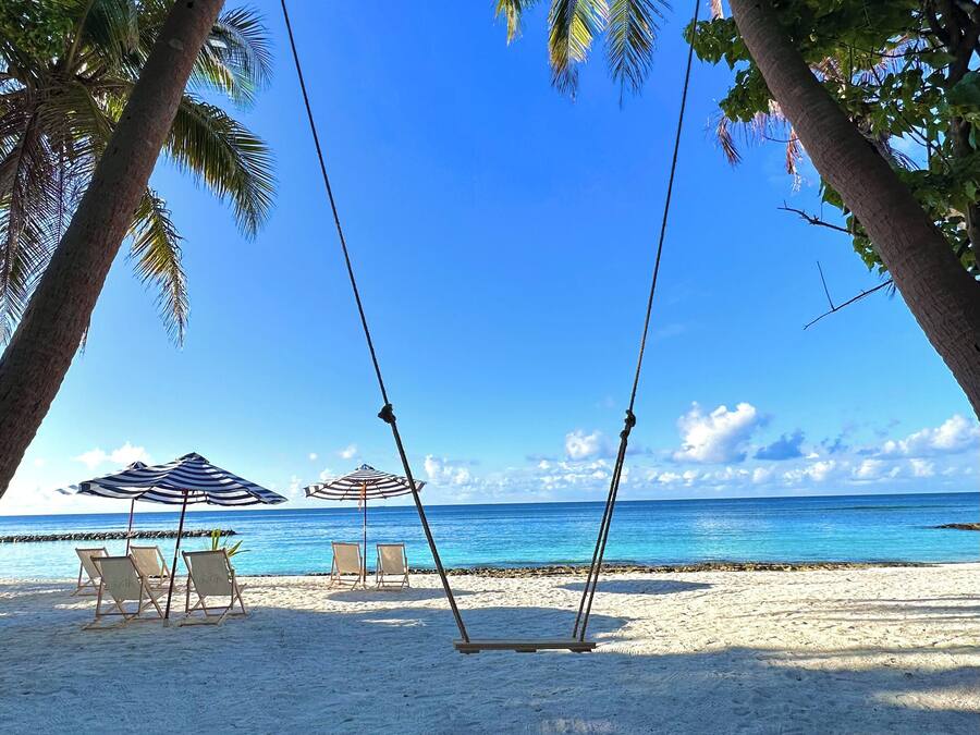 Pantai persendirian, pasir putih, payung, tuala pantai
