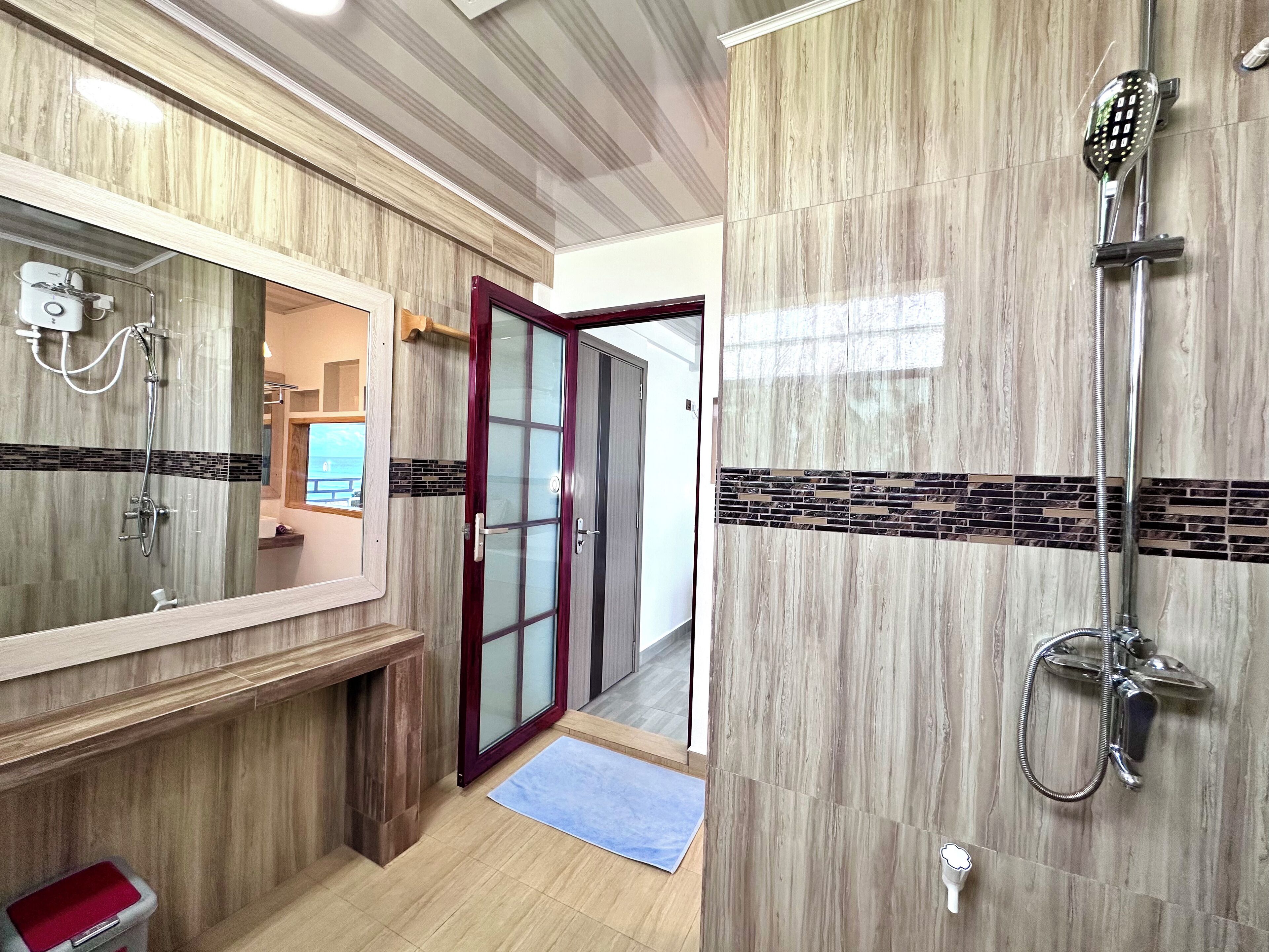 Deluxe-Dreibettzimmer | Badezimmer