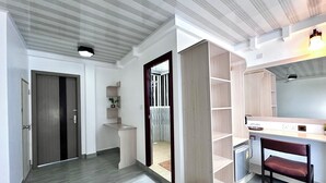 Un interior moderno con suelo de madera, un escritorio con una silla y estanterías empotradas.