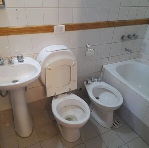 Secador de pelo, bidet, toallas, jabón