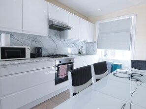 Réfrigérateur, four, plaque de cuisson, cafetière/bouilloire